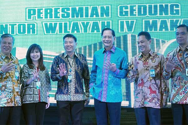 Presdir BCA Jahja Setiaatmadja (ketiga kanan), Direktur BCA Lianawaty Suwono (kedua kiri), Kakanwil IV Hendrik Sia (ketiga kiri), Kepala OJK
