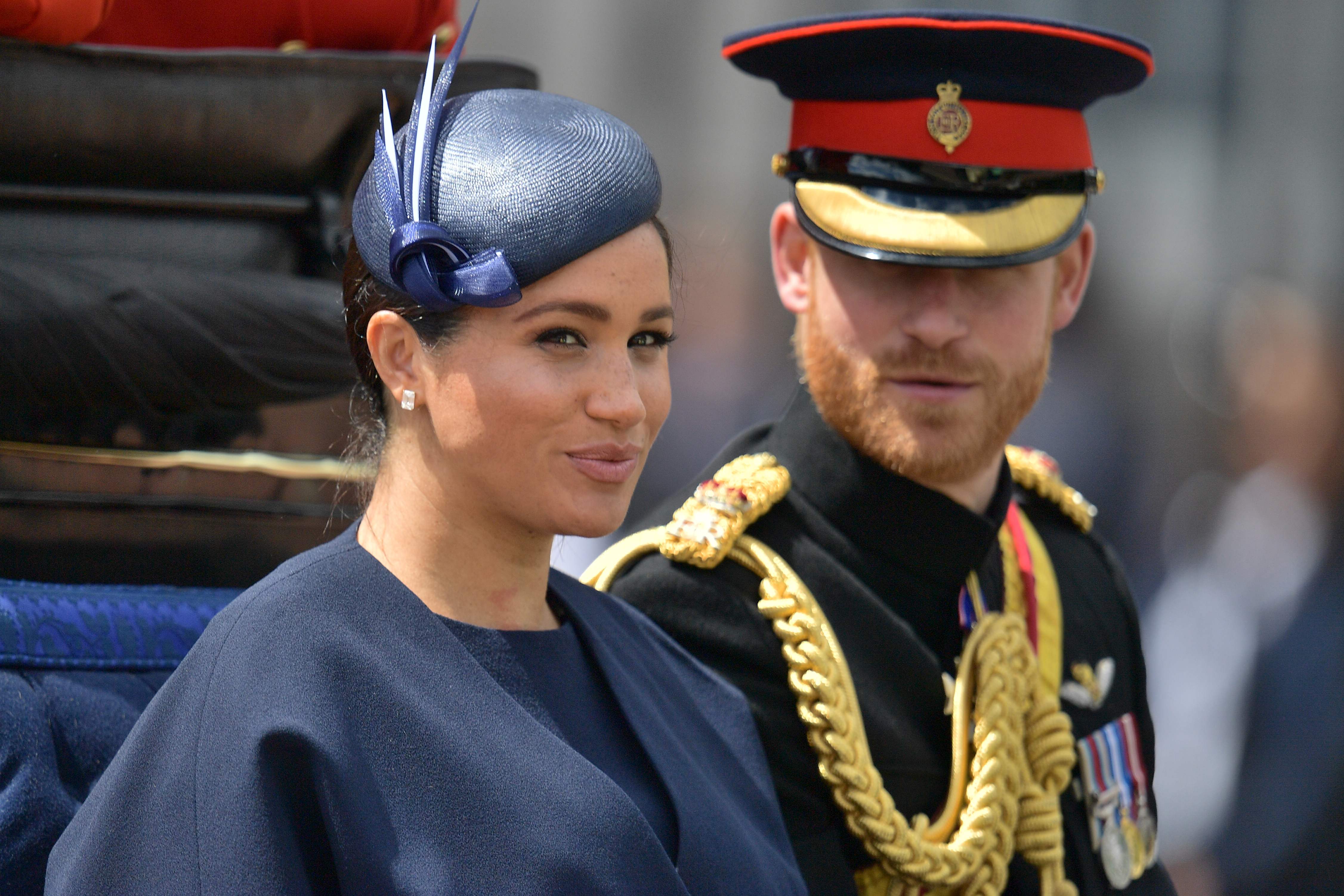 Pangeran Harry (kanan) dan istrinya, Meghan