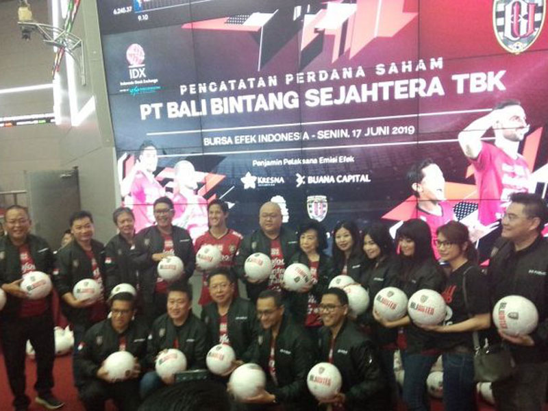 Jajaran BEI dan Bali United saat pencatatan saham Bali United di Gedung BEI, Jakarta