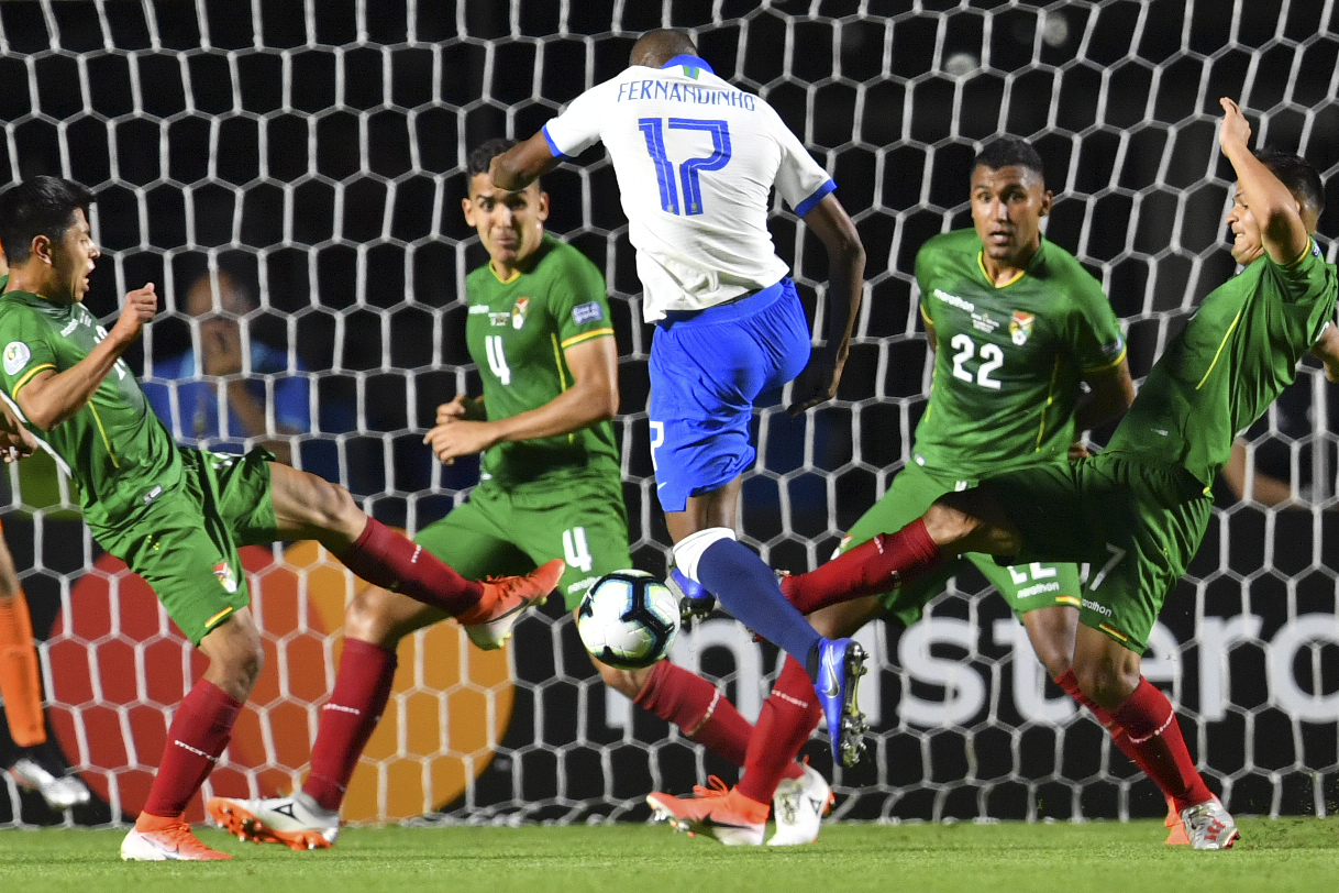 Pemain Brazil Fernandinho (C) mencoba untuk mencetak gol melawan Bolivia selama pertandingan grup turnamen sepak bola Copa America