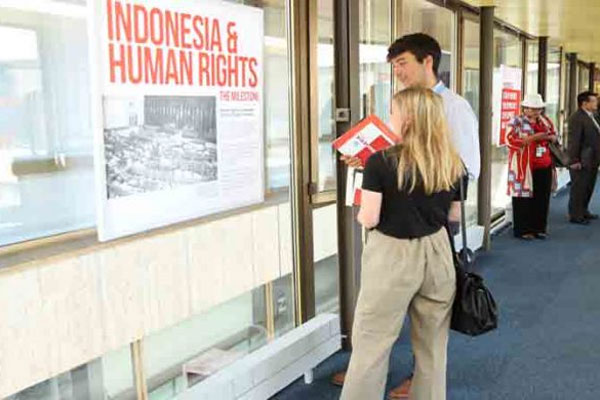  kegiatan pameran foto. Kegiatan di Jembatan Pasarelle, Sekretariat PBB di Jenewa, Swiss, 