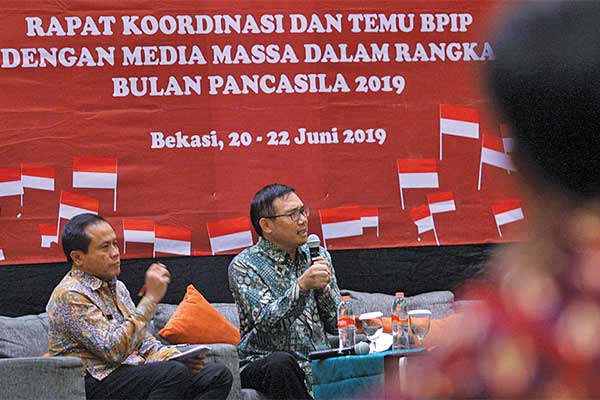 Plt Kepala Badan Pembinaan Ideologi Pancasila (BPIP) Hariyono (kanan), Direktur Sosialisasi, Komunikasi, dan Jaringan, Aris Heru Utomo