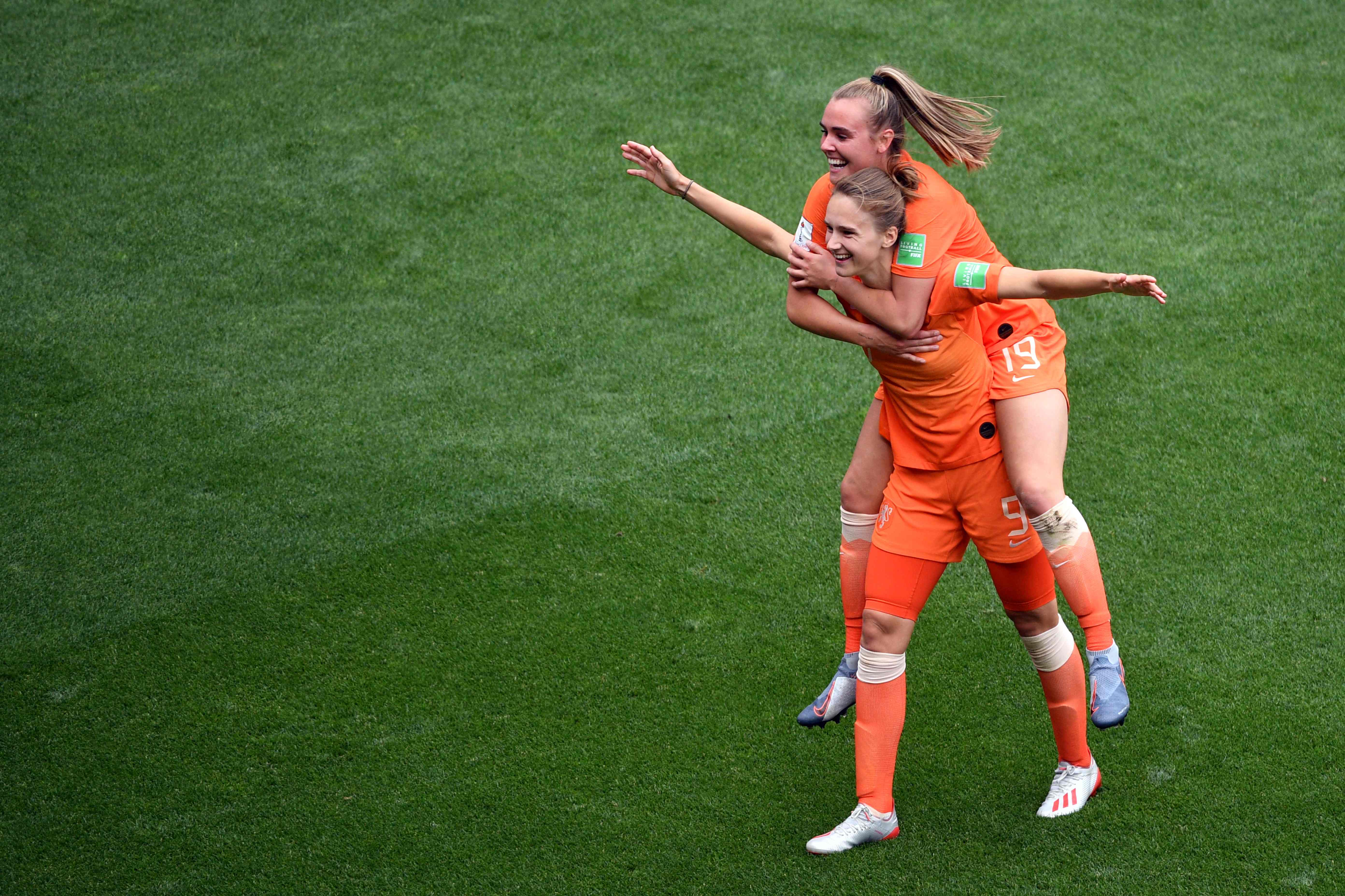 Penyerang Belanda Vivianne Miedema (kiri) merayakan golnya ke gawang Kamerun bersama Jill Roord