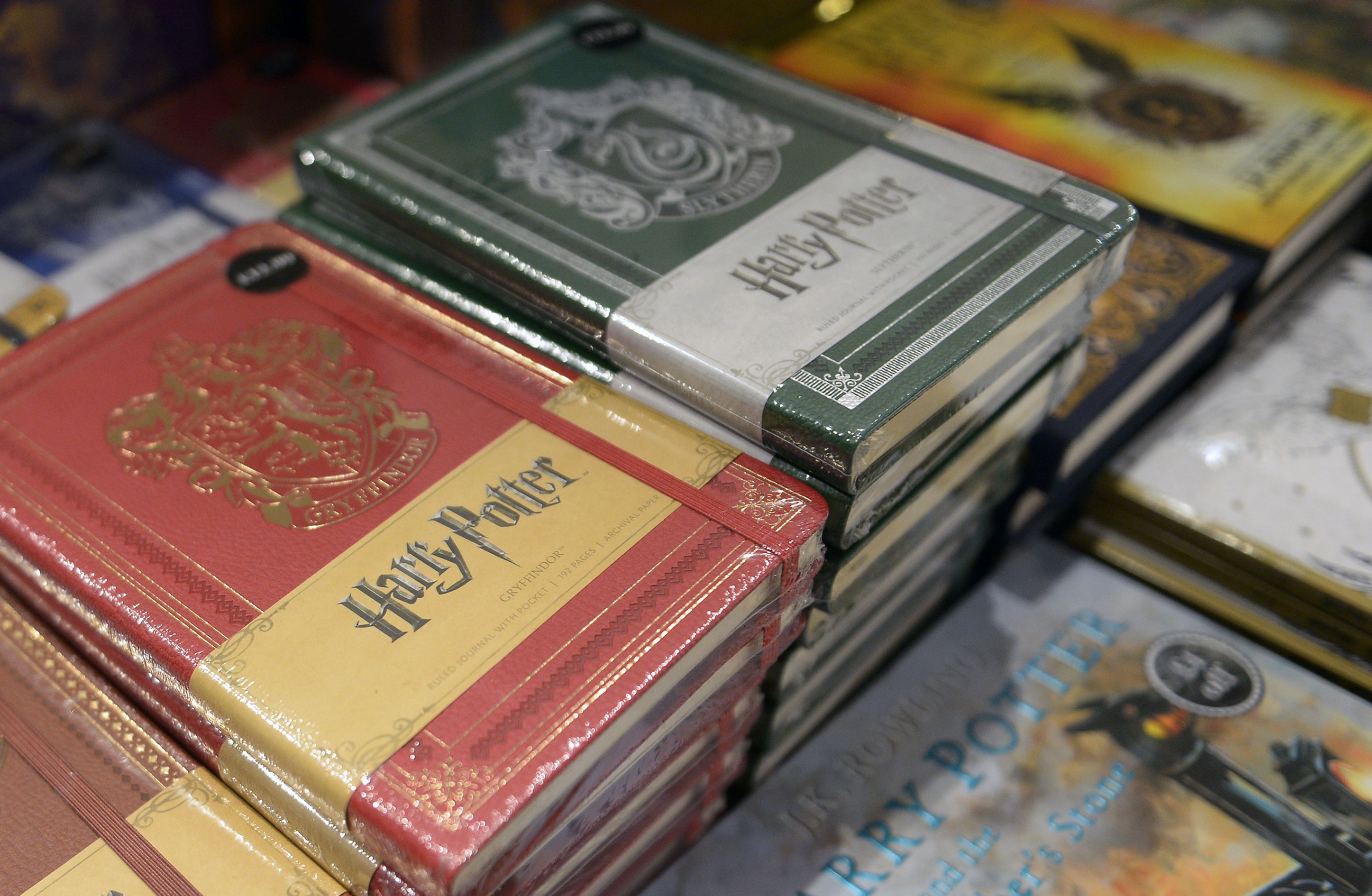 Buku edisi khusus 20 tahun Harry Potter dijual di sebuah toko buku di Edinburgh, Skotlandia.