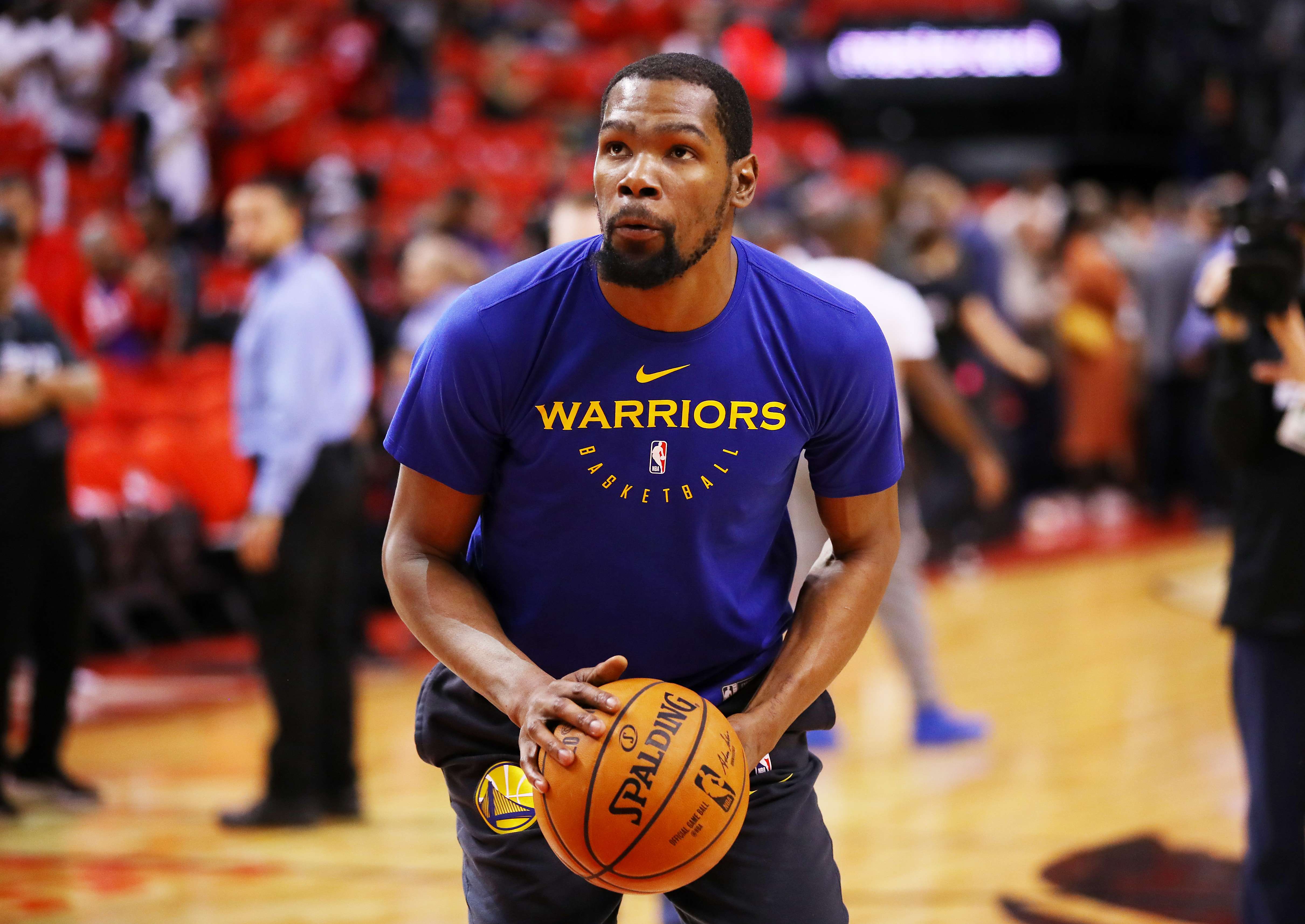 Kevin Durant melakukan pemanasan menjelang laga Gim 5 final NBA antara Golden State Warriors dan Toronto Raptors