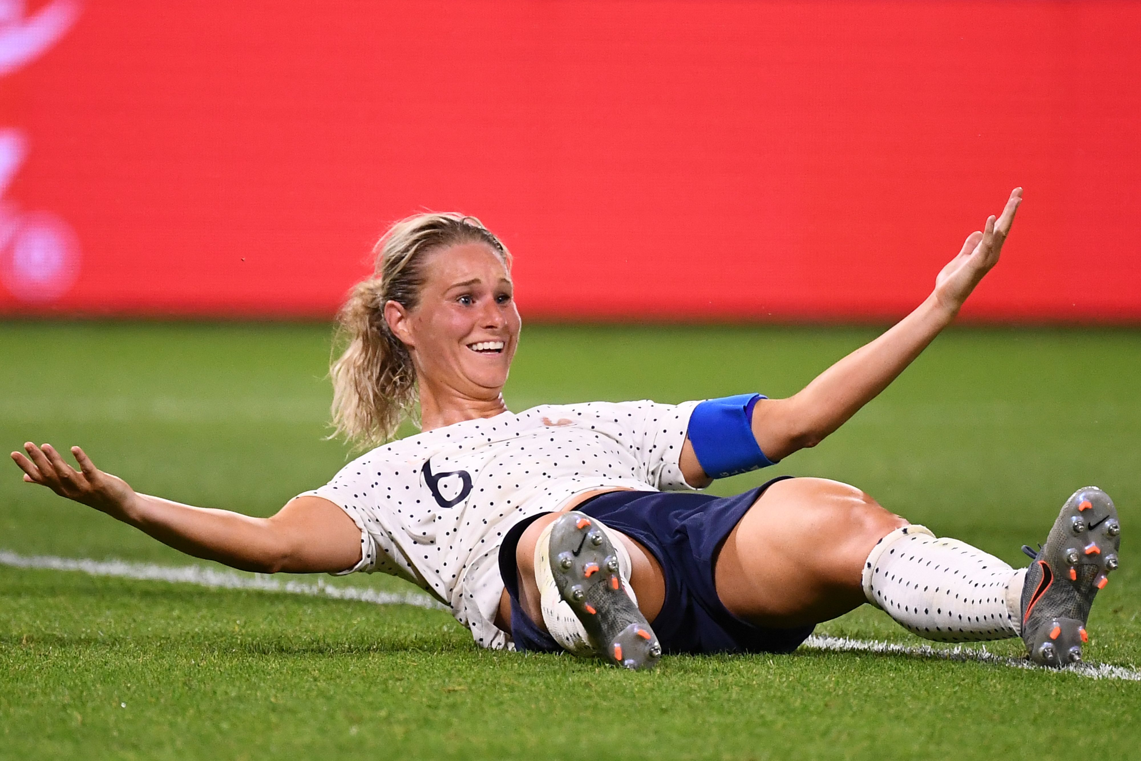 Kapten timnas Prancis Amandine Henry merayakan golnya ke gawang Brasil.
