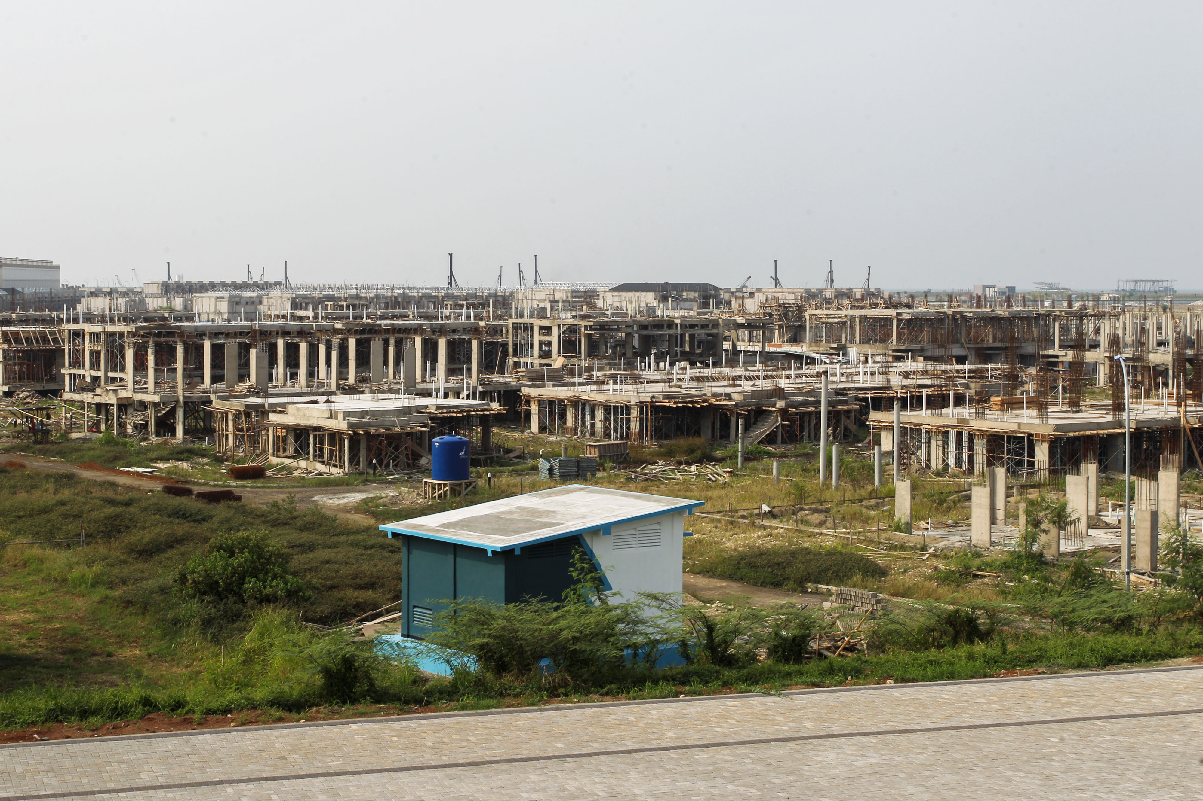 Aktiivitas pembangunan di Pulau Reklamasi di Teluk Jakarta. 