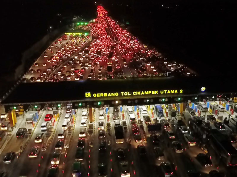 Kendaraan pemudik terjebak macet di Gerbang Tol Cikampek Utama, Jawa Barat.