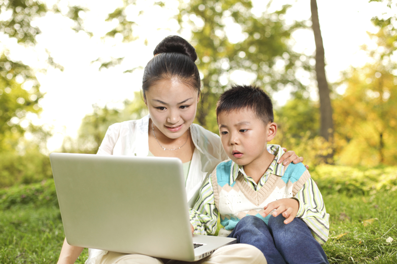 ilustrasi orangtua mendampingi anak berselancar di dunia maya.