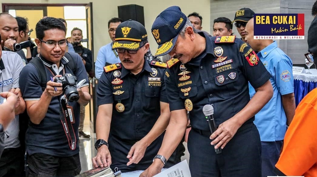 Petugas Bea Cukai menunjukkan sabu yang berhasil disita di Bandara Hussein Sastranegara