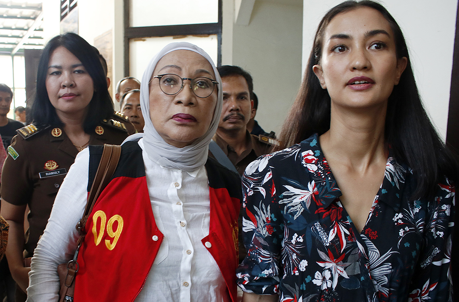 Ratna Sarumpaet (memakai rompi tahanan) didampingi anaknya Atiqah Hasiholan (kanan) bersiap menjalani sidang lanjutan di PN Jakarta Selatan.
