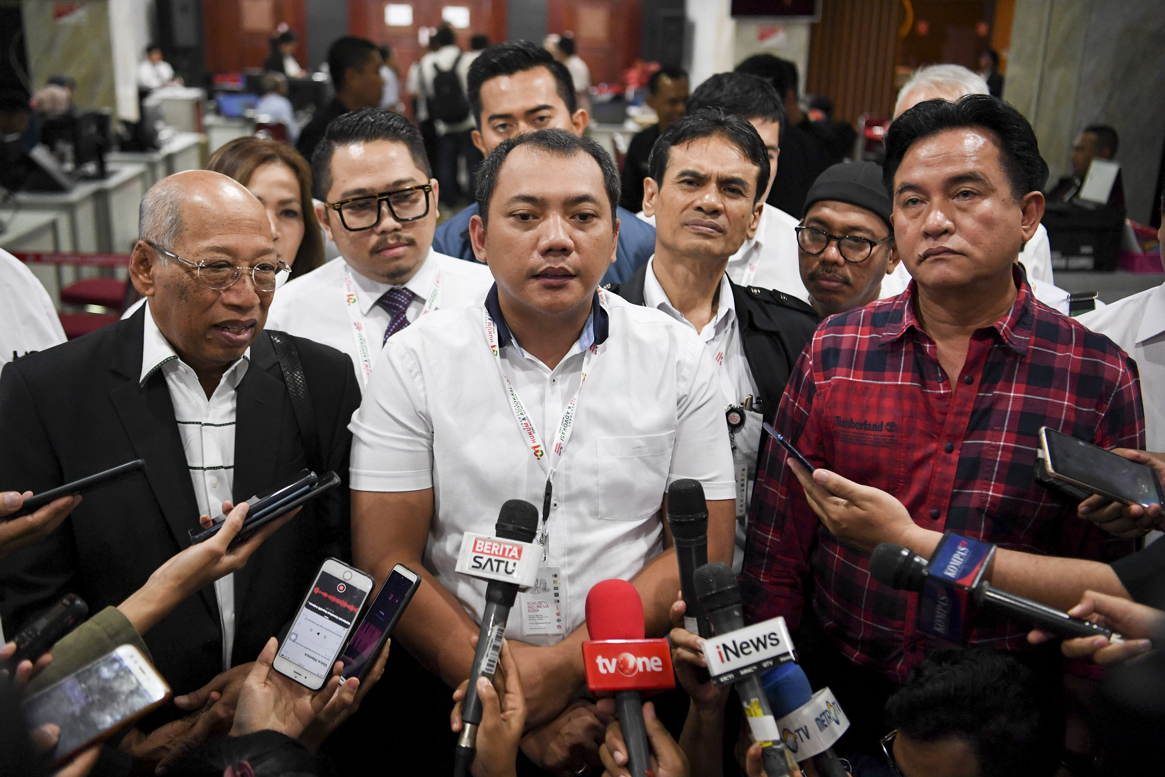 Kuasa hukum Tim Kampanye Nasional (TKN) pasangan Calon Presiden dan Calon Wakil Presiden nomor urut 01 Taufik Basari (tengah).