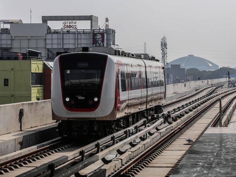 Kereta LRT membawa warga dari Stasiun Boulevard Utara menuju Velodrome, Jakarta, Selasa (11/6/2019).