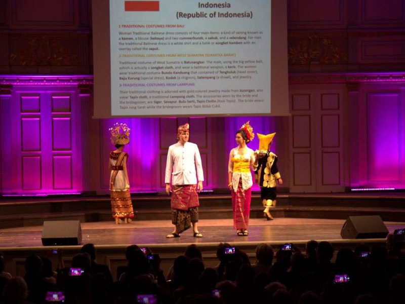 Diplomat Swedia terpukau pada busana tradional RI.