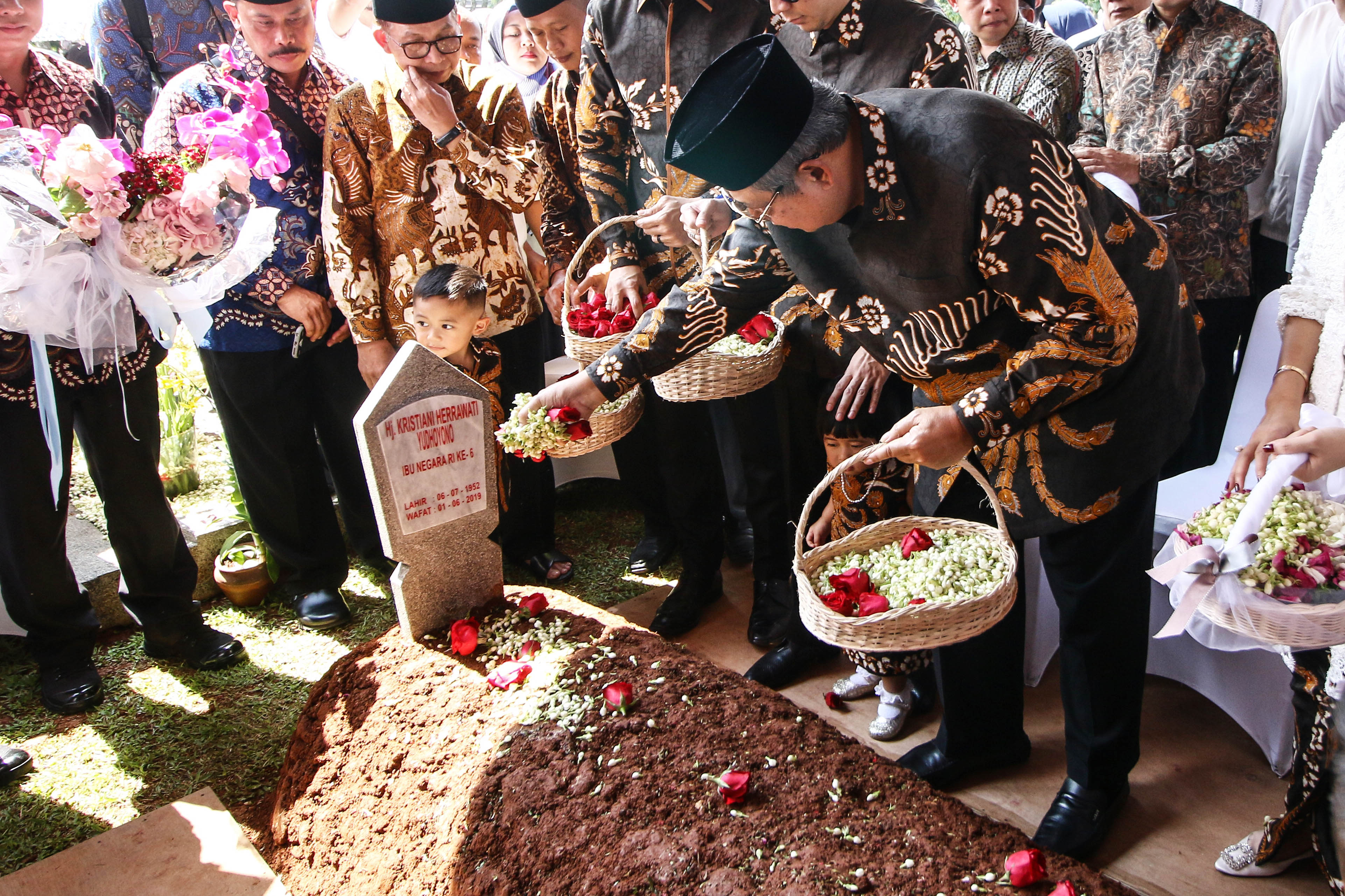 Presiden ke-6 RI Susilo Bambang Yudhoyono berziarah ke makam istrinya, Kristiani Herrawati atau Ani Yudhoyono di TMP Kalibata.