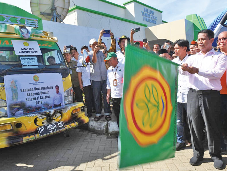 Menteri Pertanian Amran Sulaiman bersiap melepas truk pembawa bantuan bagi warga korban banjir, di Balai Penelitian Tanaman Serealia Maros.