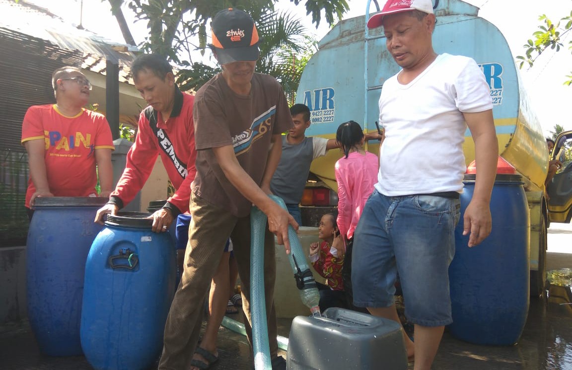 Warga mengantri air dikarenakan kekeringan