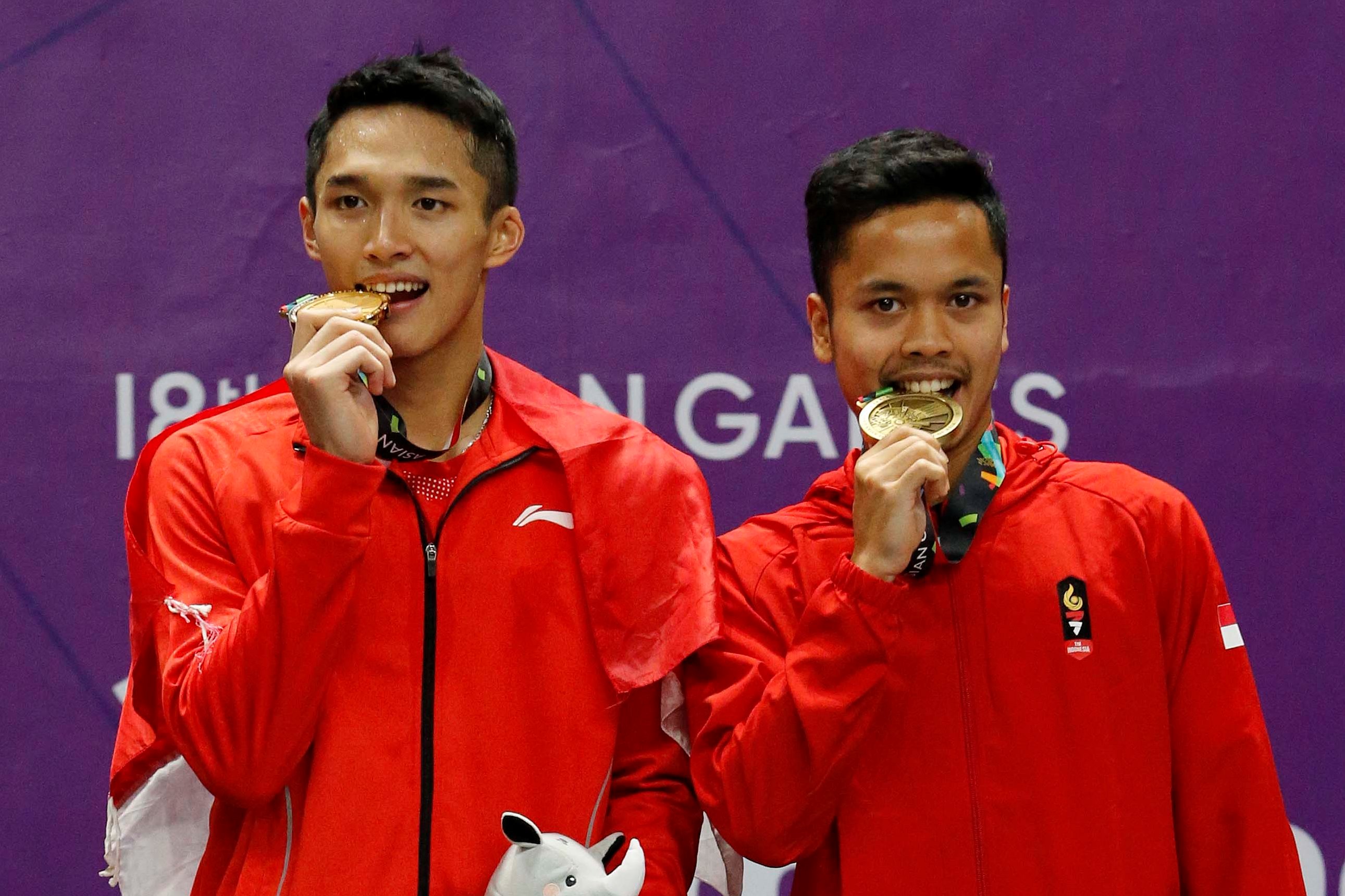Pebulu tangkis nasional Jonatan Christie (kiri) dan Anthony Gintingdi ajang Asian Games 2018 di Jakarta, beberapa waktu silam. 