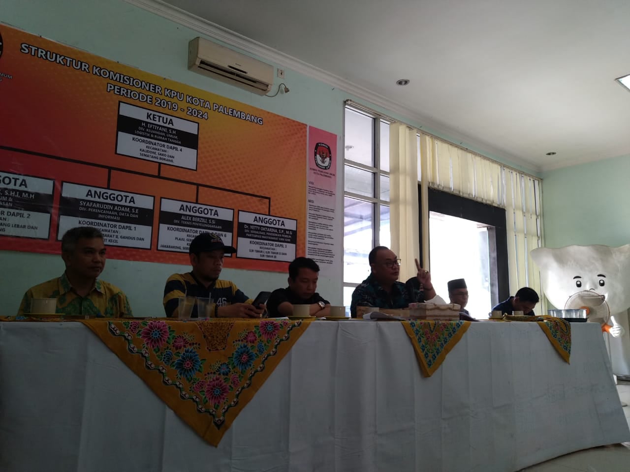 Ketua KPU Kota Palembang Eftiyani (tengah)  melakukan konferensi pers, Minggu (16/6) usai lima anggotanya ditetapkan jadi tersangka. 