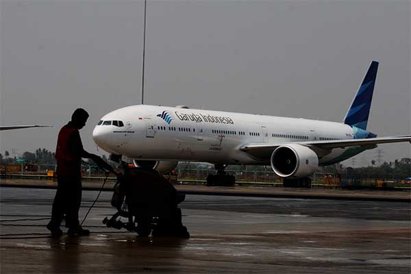 Teknisi Garuda Maintenance Facility (GMF) AeroAsia sedang melakukan perawatan pesawat Garuda Indonesia di GMF Hanggar 2 Bandara Soekarno-Hat