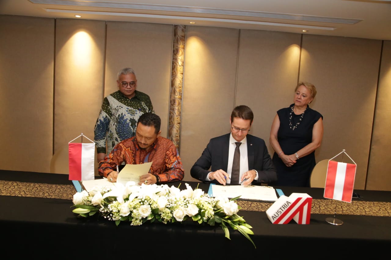 Perwakilan BBPLK Medan Heri Adha dan perwakilan Austria Stefan Duss melaksanakan penandatanganan kontrak kerja sama