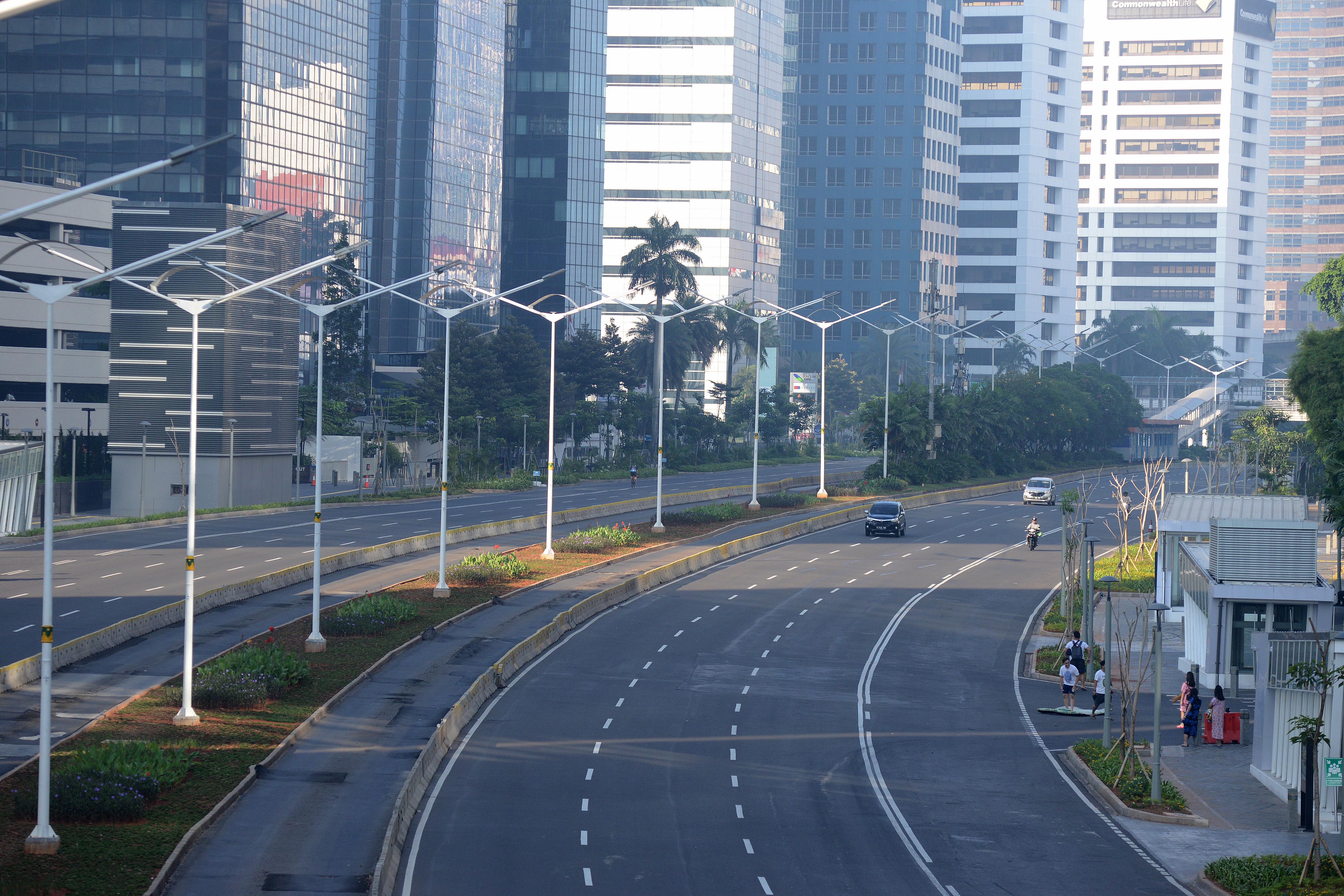 Suasana lengang di jalan protokol di kawasan Sudirman, Jakarta.