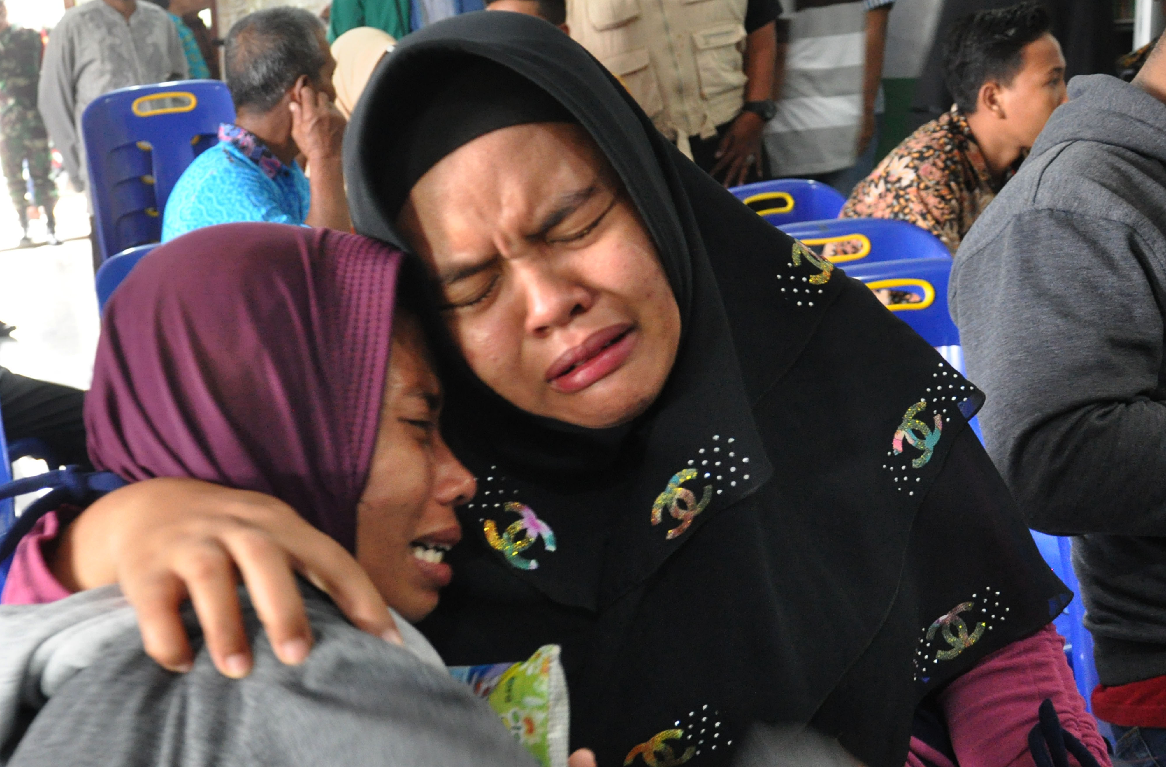 Keluarga korban kebakaran pabrik korek gas api menangis saat menunggu proses identifikasi di Rumah Sakit Bhayangkara Polda Sumut di Medan.