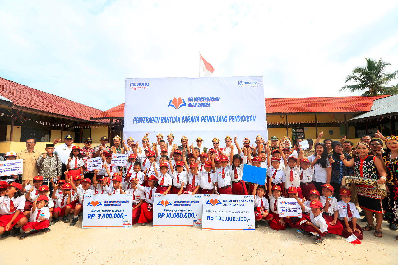 Salah satu kegiatan penyerahan bantuan beasiswa yang dilakukan BRI