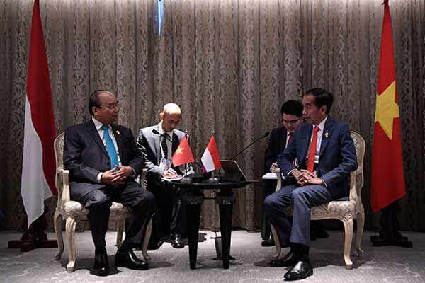 Presiden Joko Widodo (kanan) berbincang dengan Perdana Menteri Vietnam Nguyen Xuan Phuc (kiri) saat pertemuan bilateral Indonesia-Vietnam 