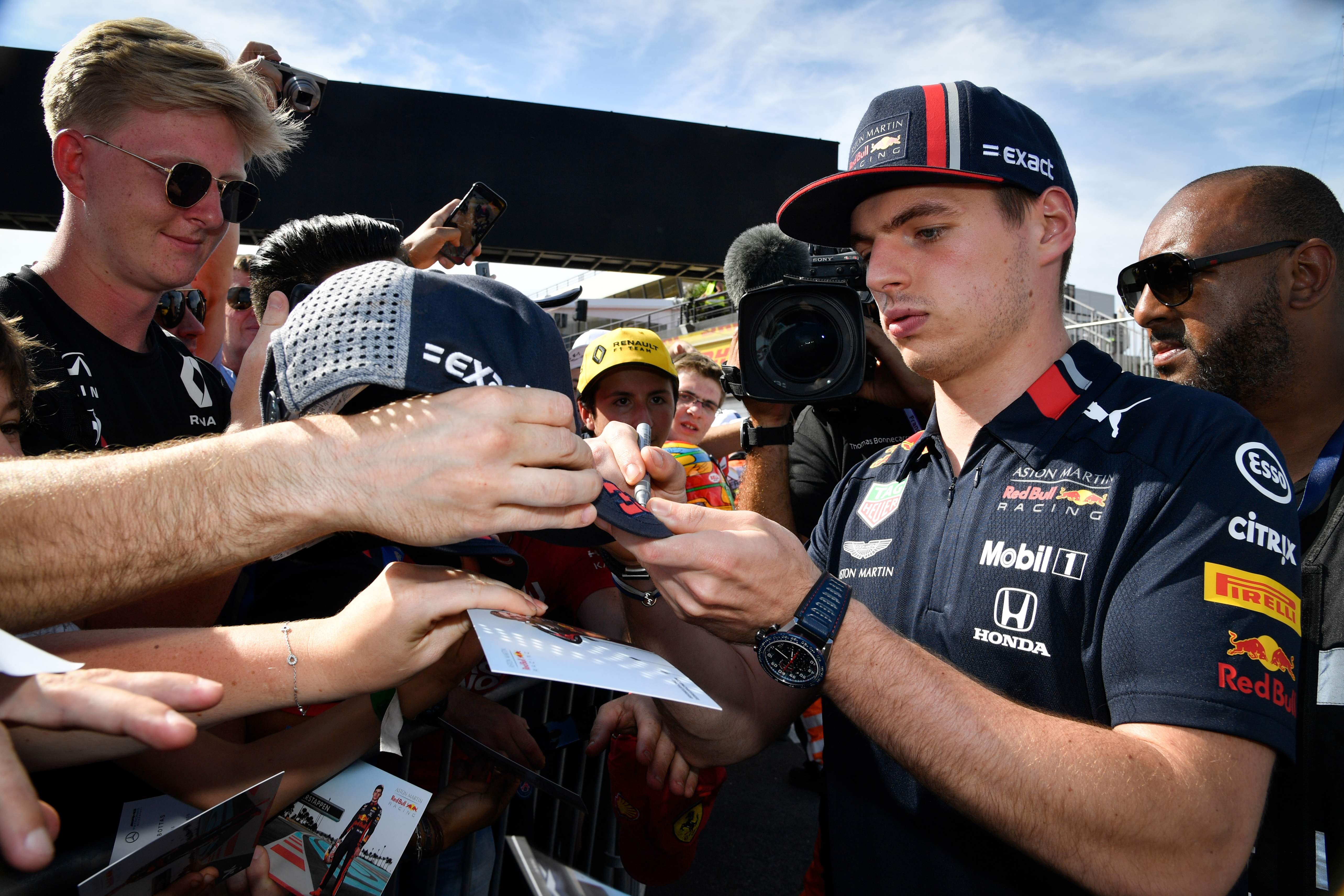 Pembalap Red Bull Racing Max Verstappen (kanan)