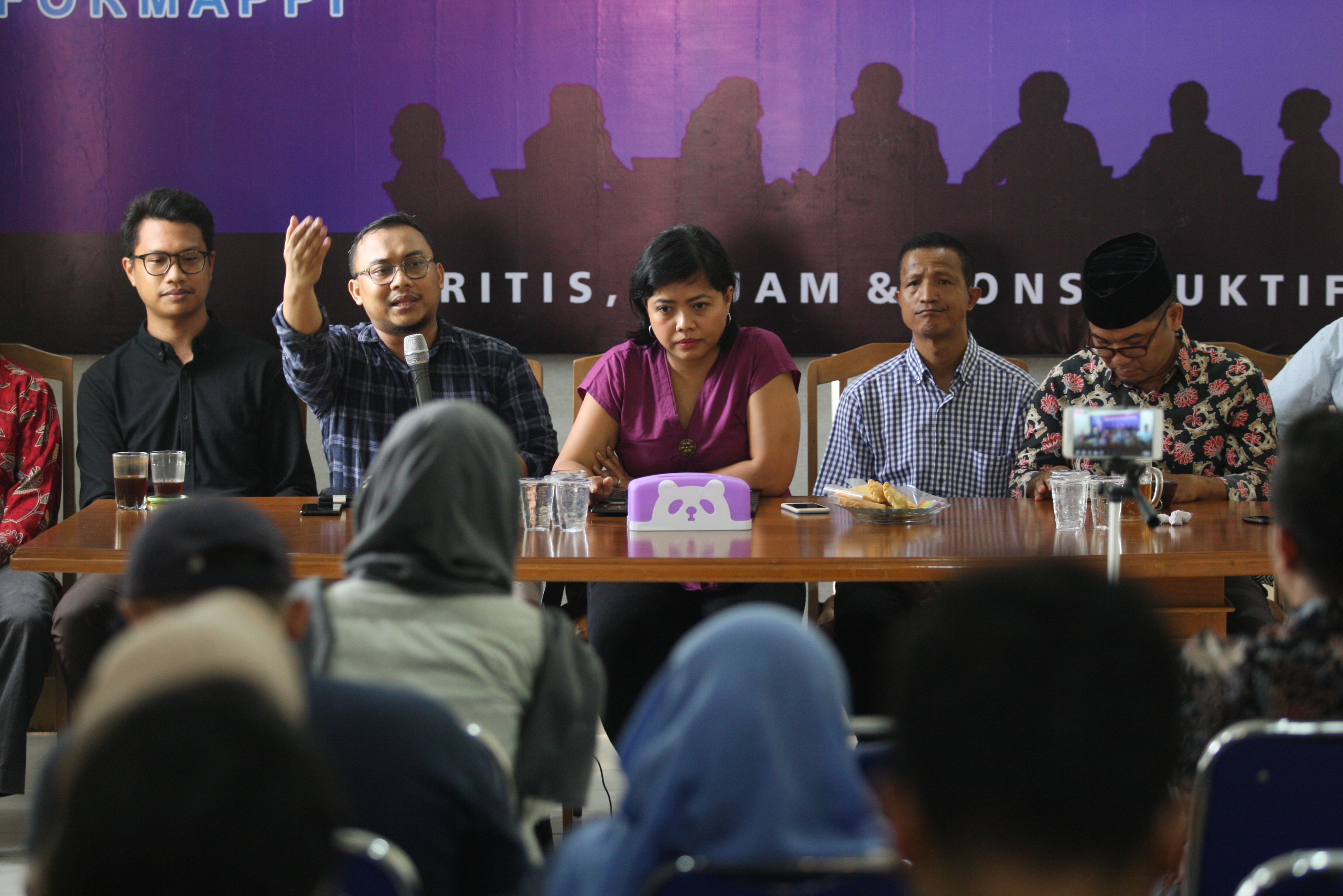 Perwakilan Sekolah Tinggi Hukum Jentera Bivitri Susanti (tengah). 