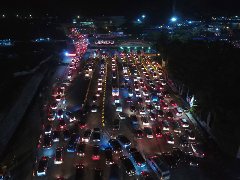 Pengendara mobil antre saat akan memasuki Tol Gate Pelabuhan Bakauheni Lampung Selatan, Lampung.
