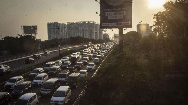 Jalan tol Jakarta-Cikampek.  