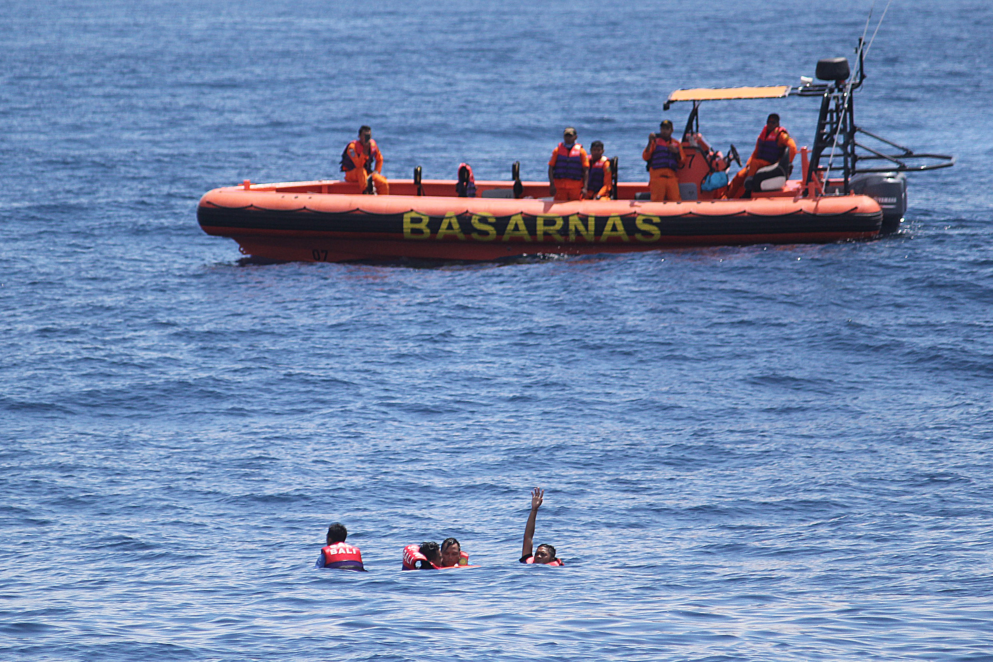 Simulasi penyelamatan korban kapal tenggelam oleh petugas Basarnas di perairan selatan Bali, Rabu (27/3/2019). 
