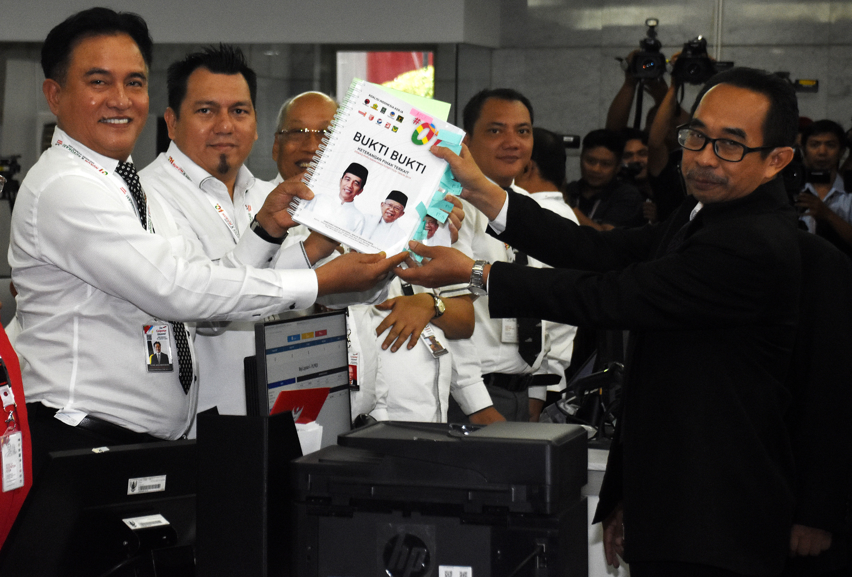 Direktur Hukum dan Advokasi Tim Kampanye Nasional (TKN) Joko Widodo-Ma'ruf Amin, Ade Irfan Pulungan (kedua kiri).