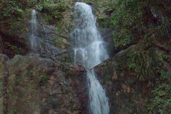 Mandi di Air Terjun, 3 Wisatawan Tewas Tertimpa Batu