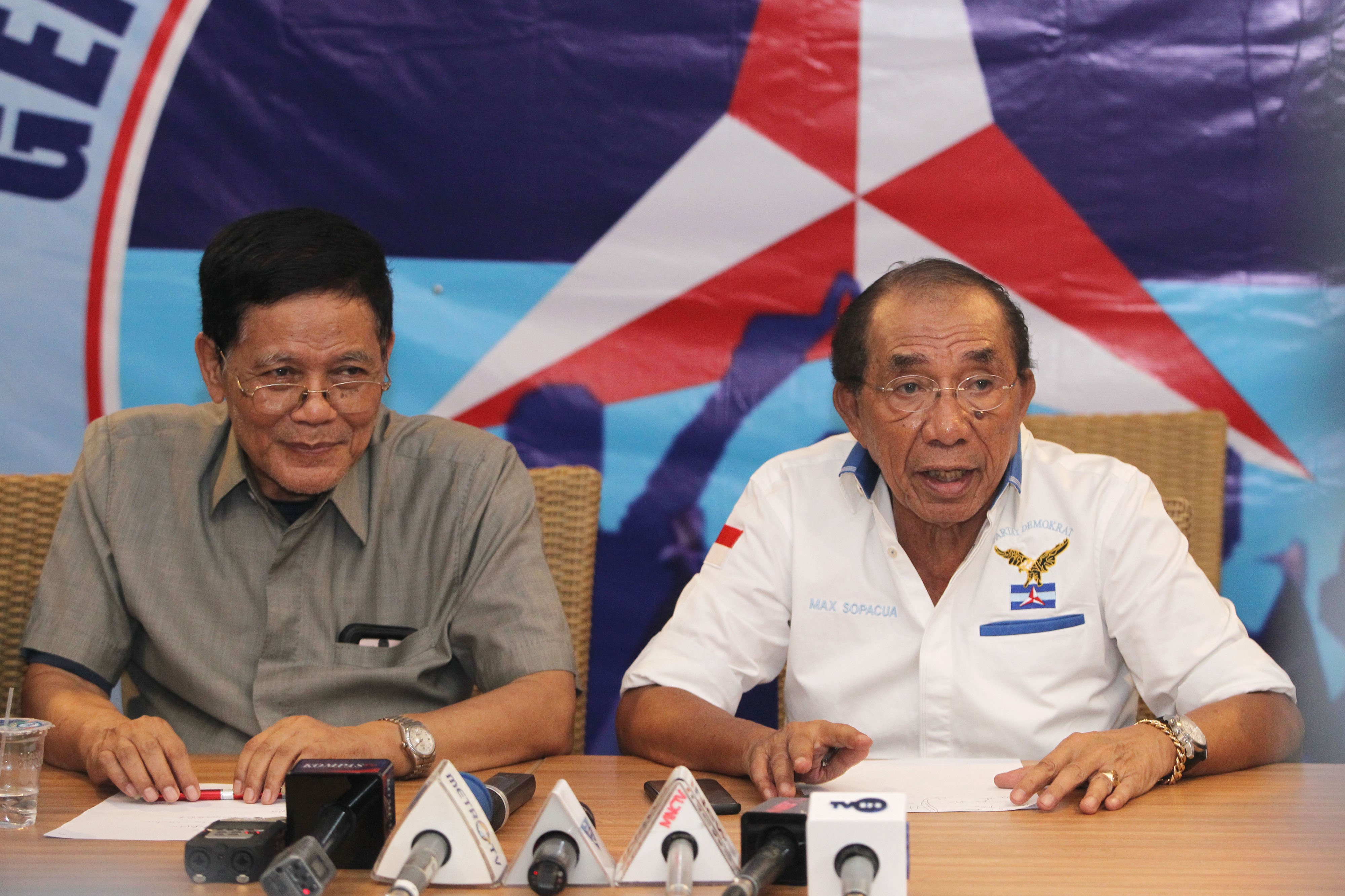 Politisi senior Partai Demokrat Ahmad Mubarok dan Max Sopacua di Jakarta, Kamis (13/6). 