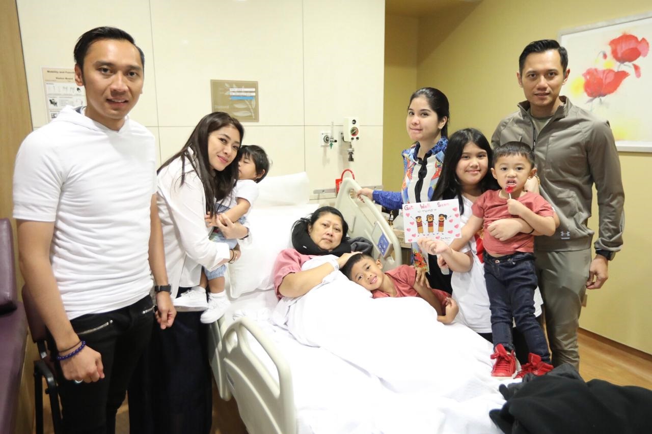 Ani Yudhoyono bersama anak, menantu, dan cucu saat dirawat di National University Hospital Singapura.
