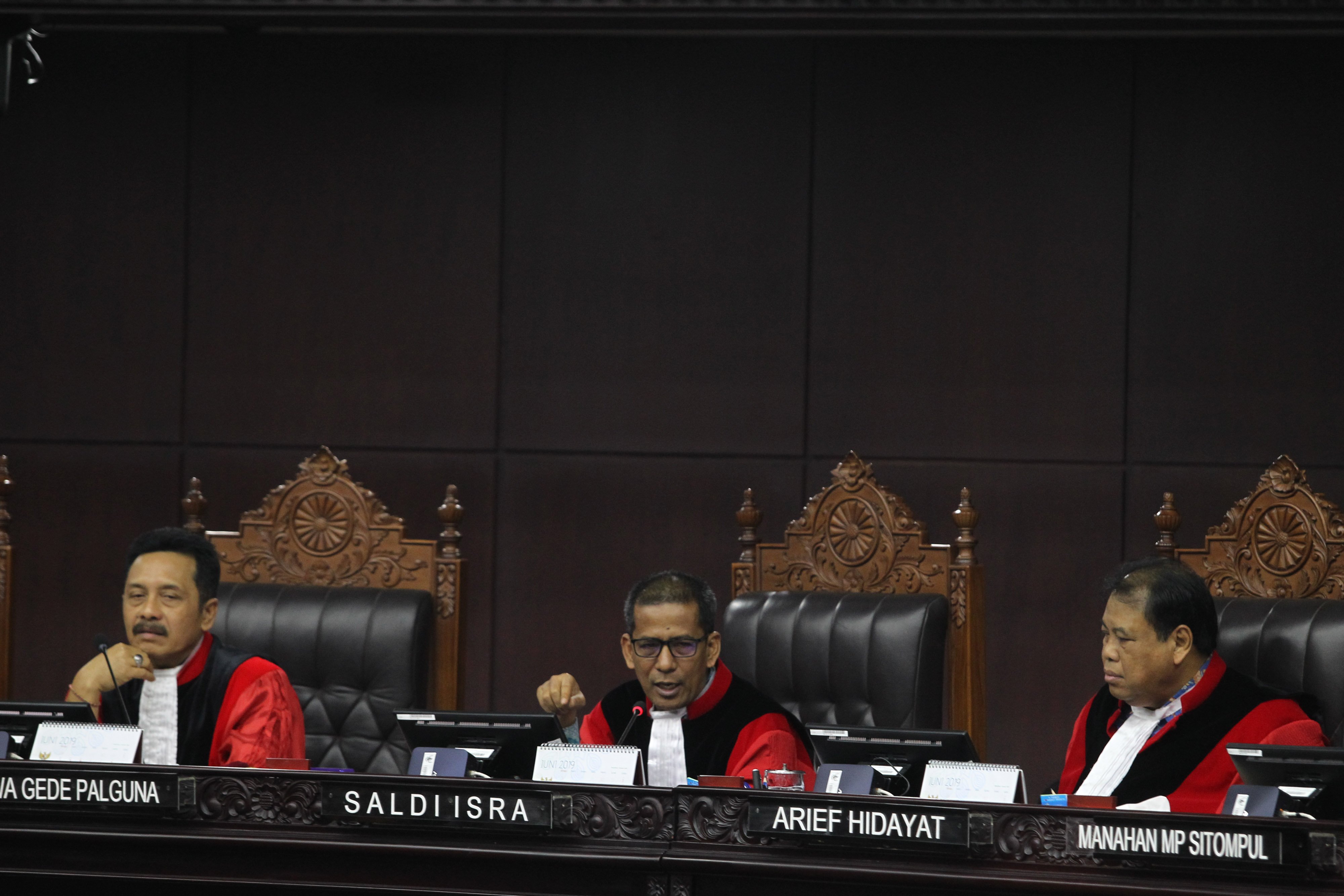 Hakim Konstitusi Saldi Isra (tengah), Arief Hidayat (kanan) dan I Gede Dewa Palguna (kiri) 