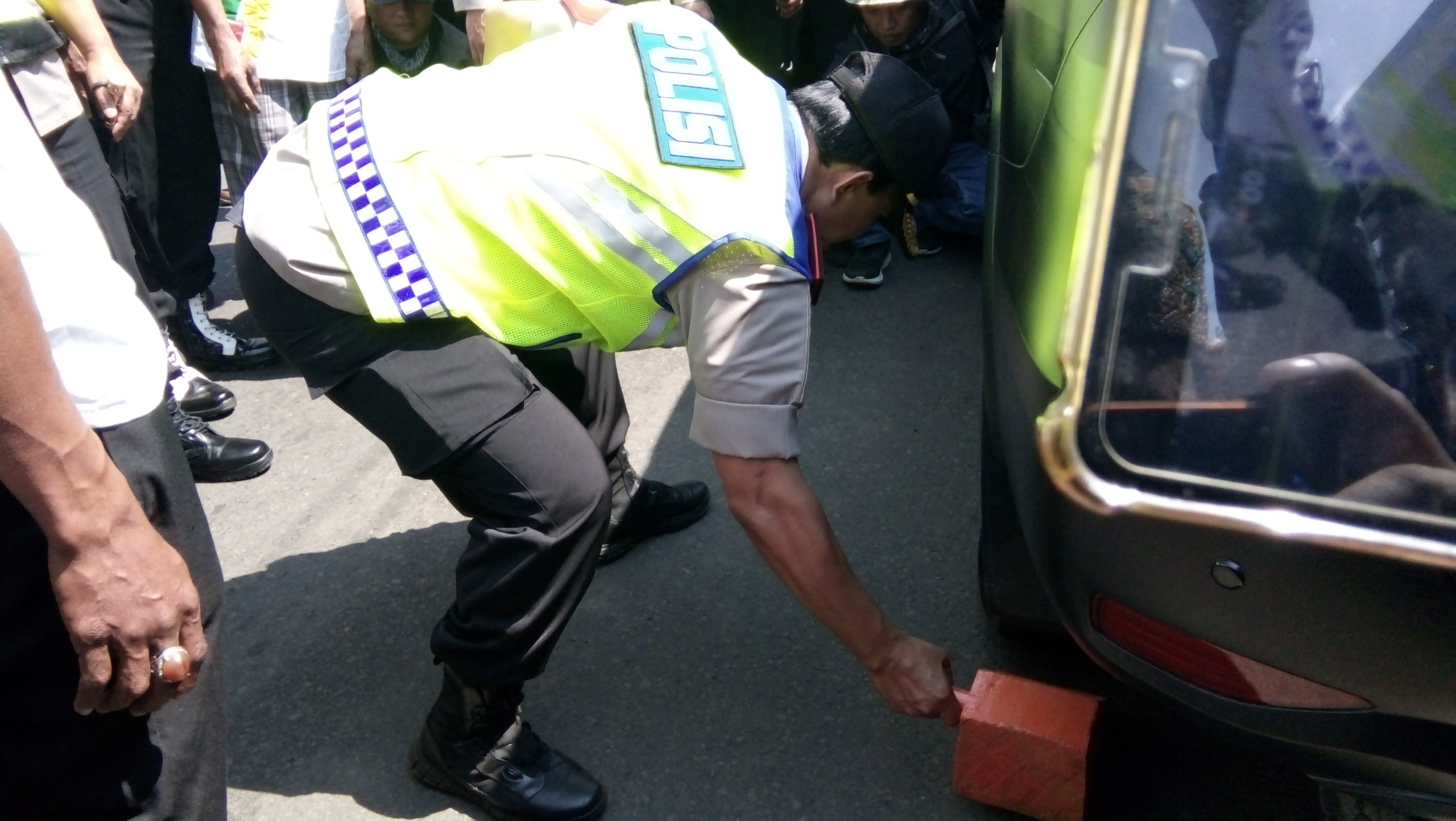 Wakapolri Komjen Ari Dono Sukmanto mencontohkan cara menganjal ban kendaraan di jalur Gentong. Sabtu (1/6).