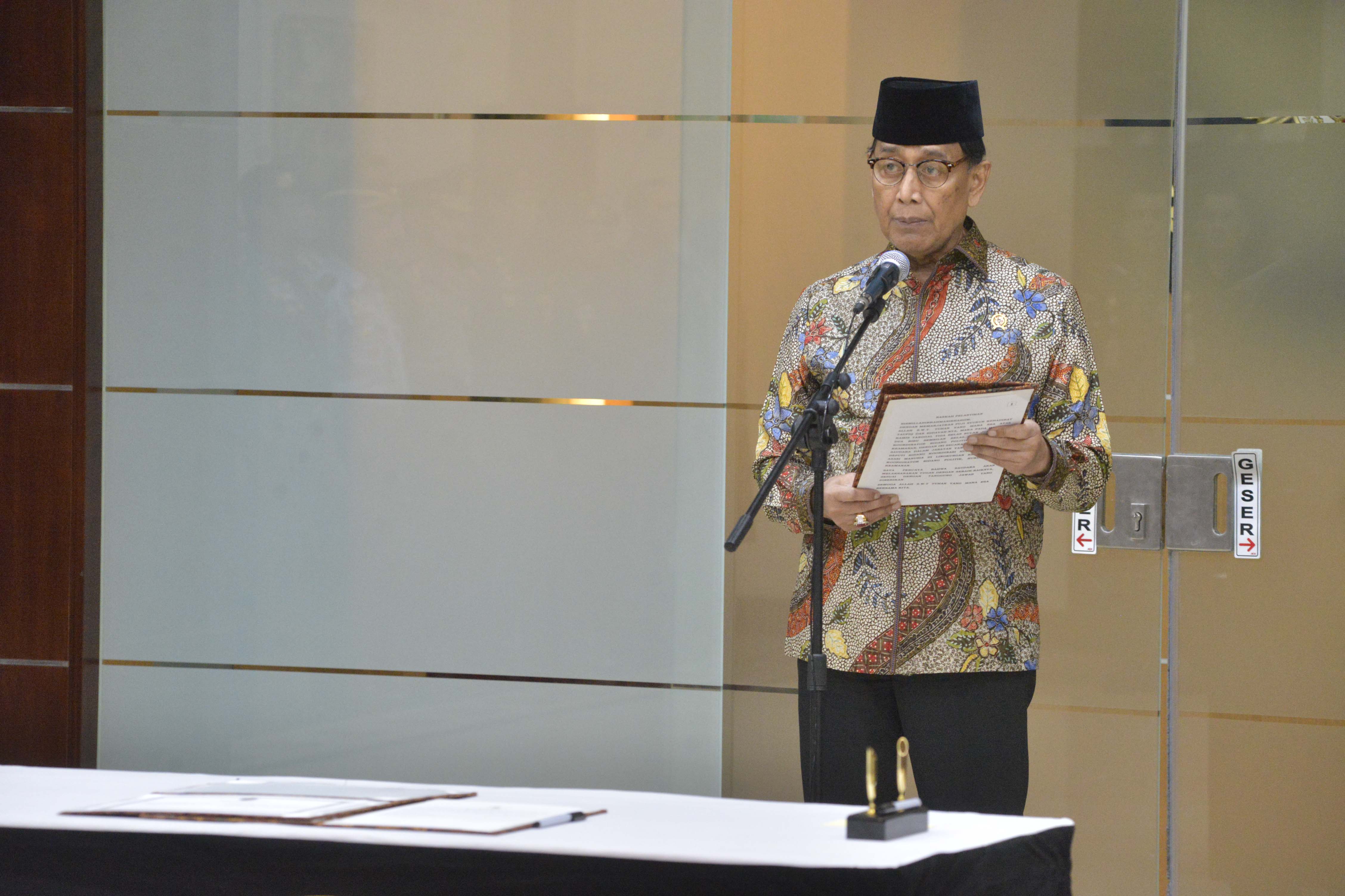 Menko Polhukam Wirantoi (kanan) saat melantik Fadil Zumhana sebagai Deputi III Bidang Hukum dan HAM 