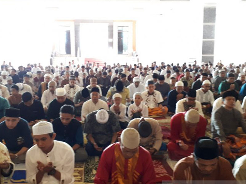 amaah Shalat Ied di Masjid Agung Darussalam Palu sebagian merupakan pengungsi yang tinggal di tenda-tenda pengungsian.