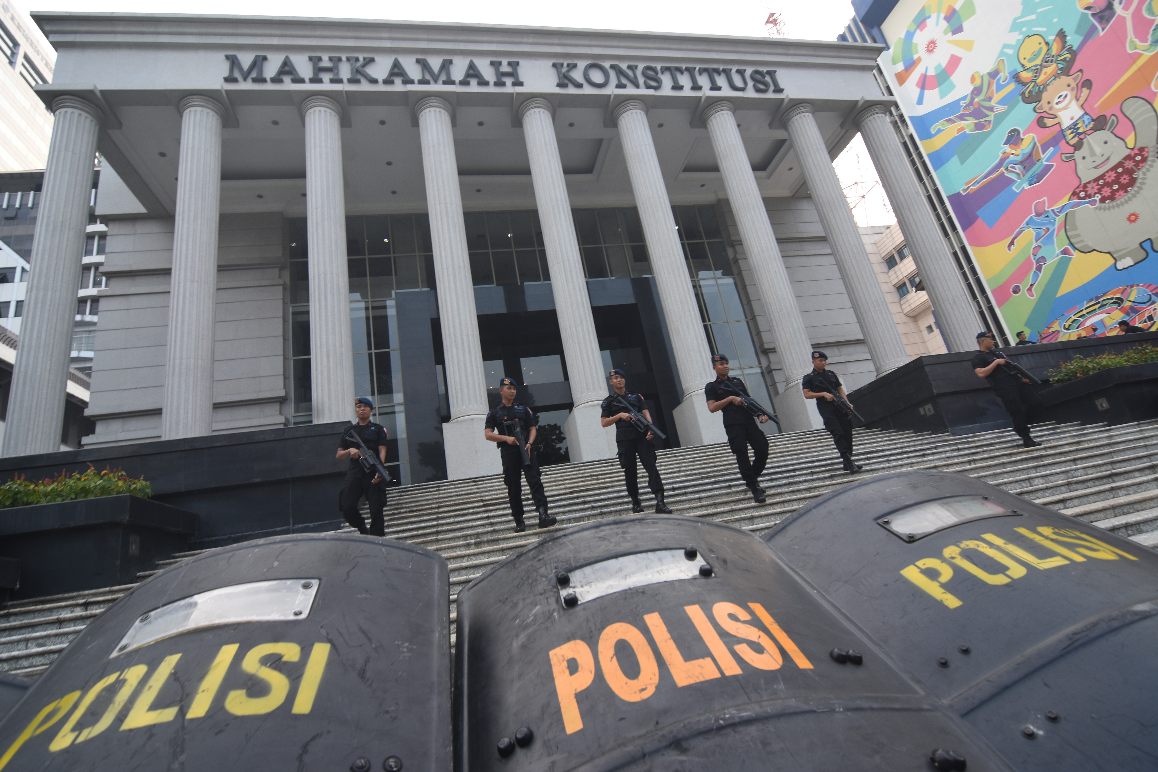  Petugas Brimob Riau melakukan pengamanan di sekitar Gedung Mahkamah Konstitusi, Jakarta, Kamis (13/6/2019).