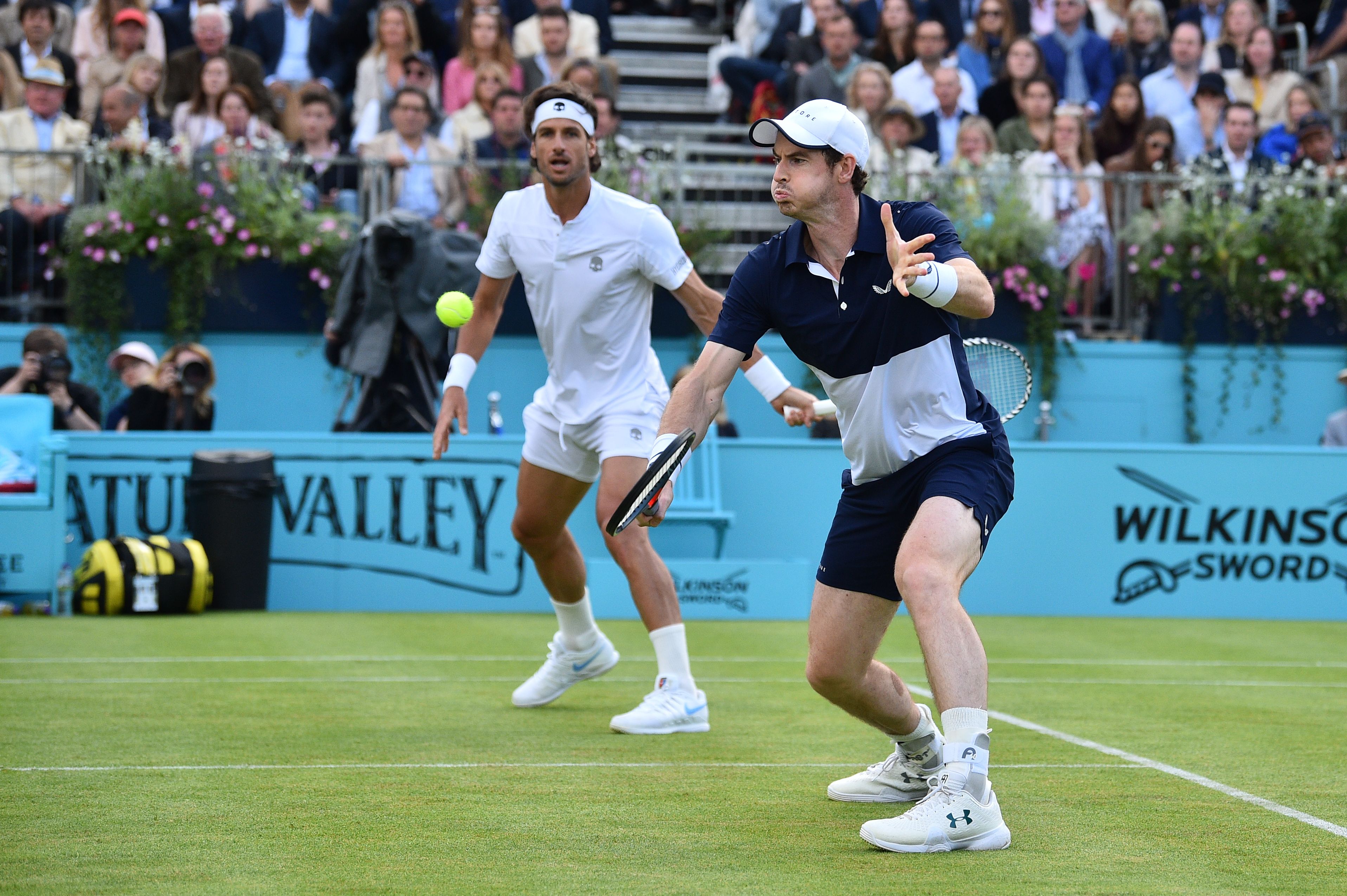 Andy Murray (kanan) bermain ganda bersama Feliciano Lopez.