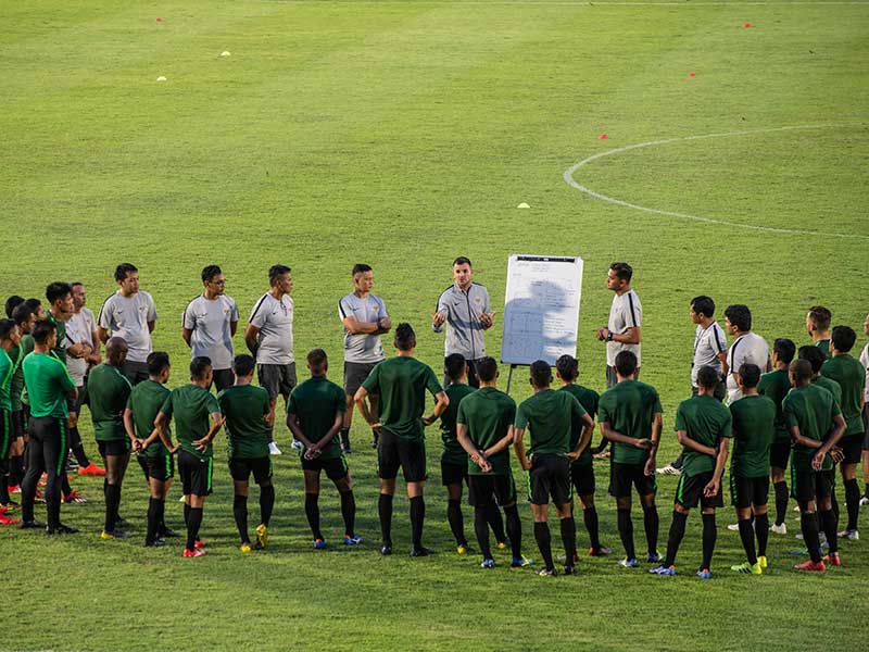 Pelatih timnas senior Indonesia Simon McMenemy (tengah) menyampaikan arahan kepada para pesepak bola timnas senior Indonesia