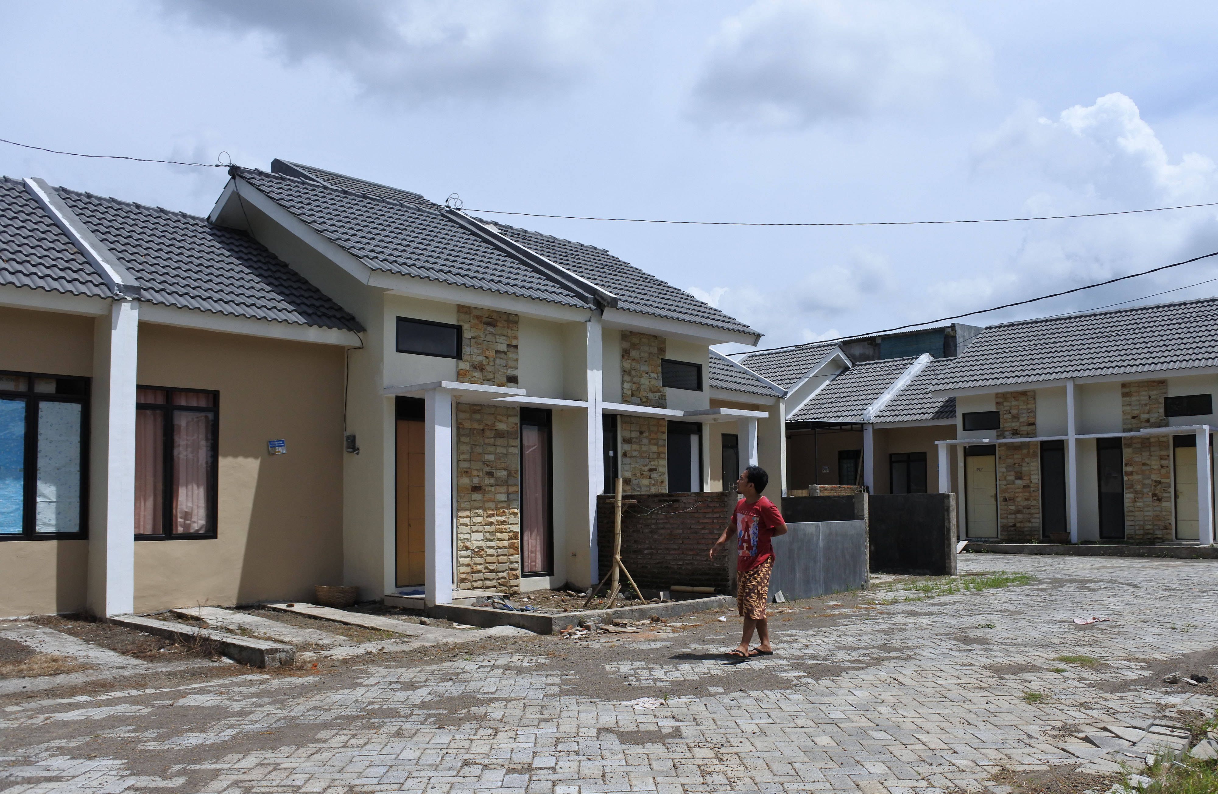 Warga berjalan di perumahan Kredit Pemilikan Rumah (KPR) Bank BTN