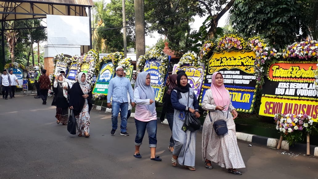 Masyarakat berdatangan ke Puri Cikeas, Kabupaten Bogor untuk memberikan penghormatan terakhir kepada almarhum Ani Yudhoyono, Minggu (2/6). 