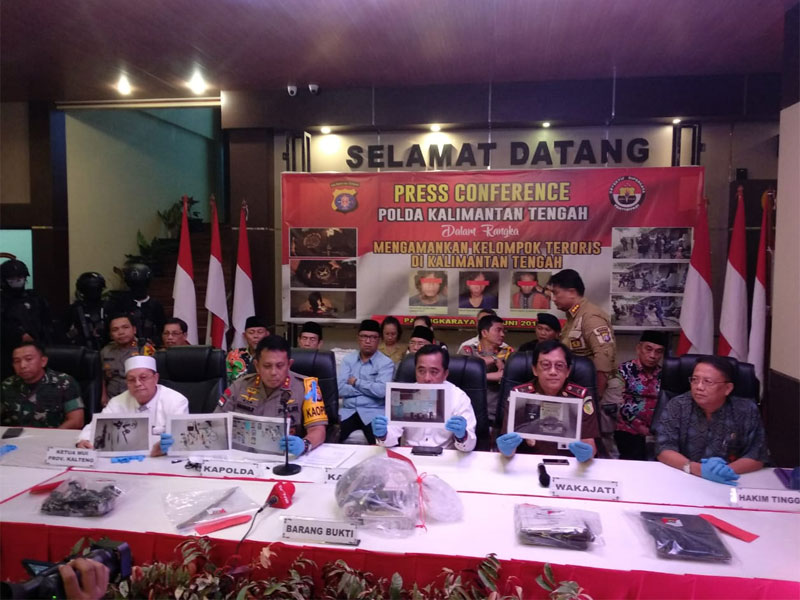 Jumpa pers Kapolda Kalteng Irjen Anang Revandoko tentang penangkapan 33 orang terduga kelompok Teroris.
