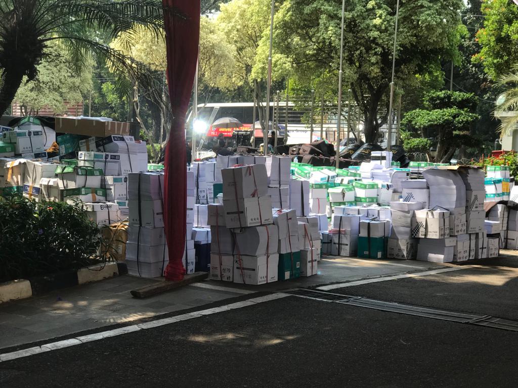 tumpukan bukti milik BPN Prabowo-Sandi yang tercecer di Gedung MK
