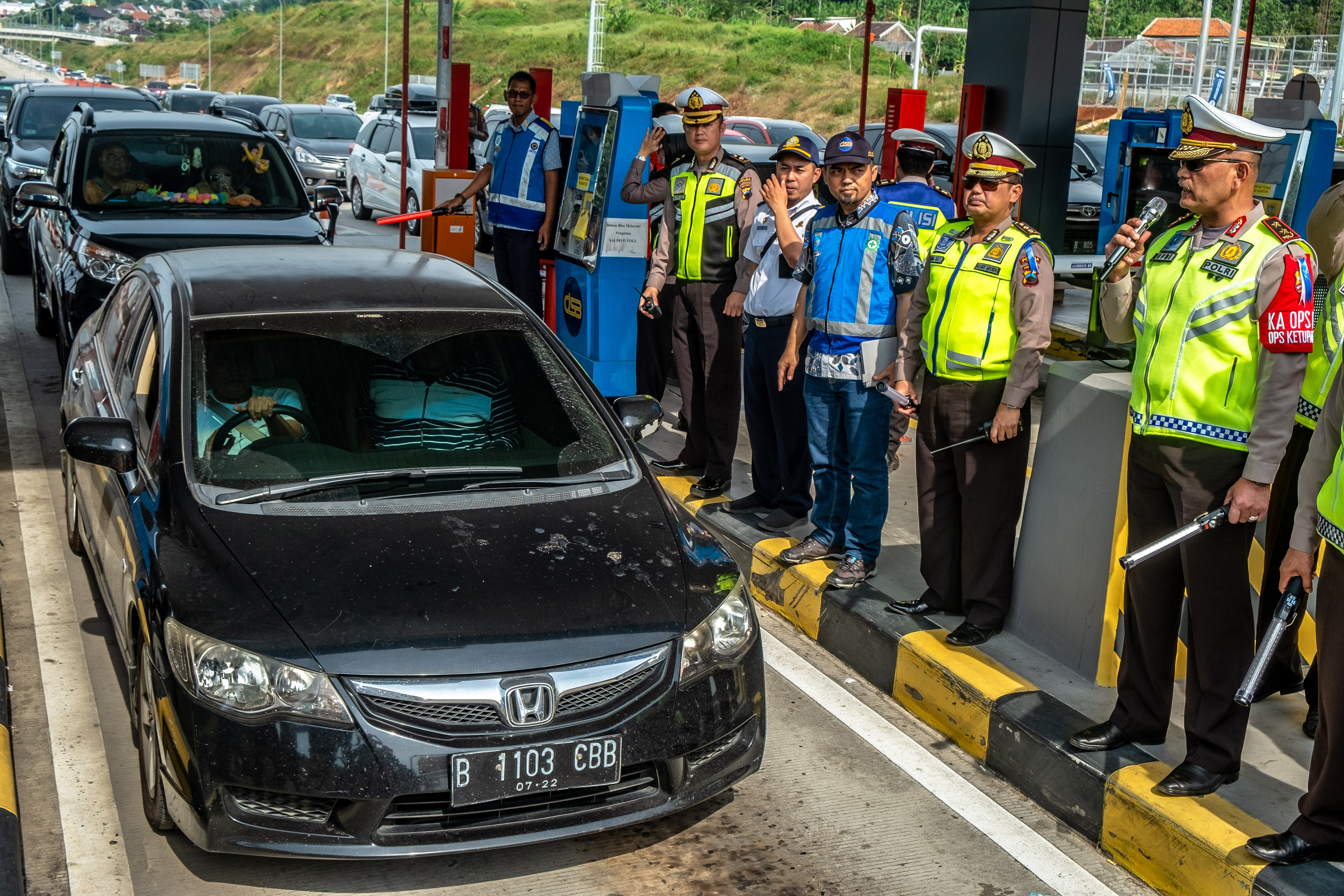 Kakorlantas Polri Irjen Pol Refdi Andri (kanan) secara simbolis memberlakukan satu jalur (one way)